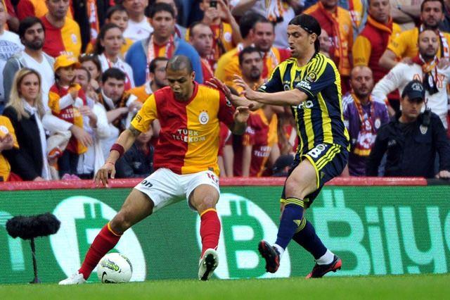 <p><strong>2011-2012 Spor Toto Süper Lig<br />
07.12.2011 Galatasaray: 3 - Fenerbahçe: 1</strong></p>
