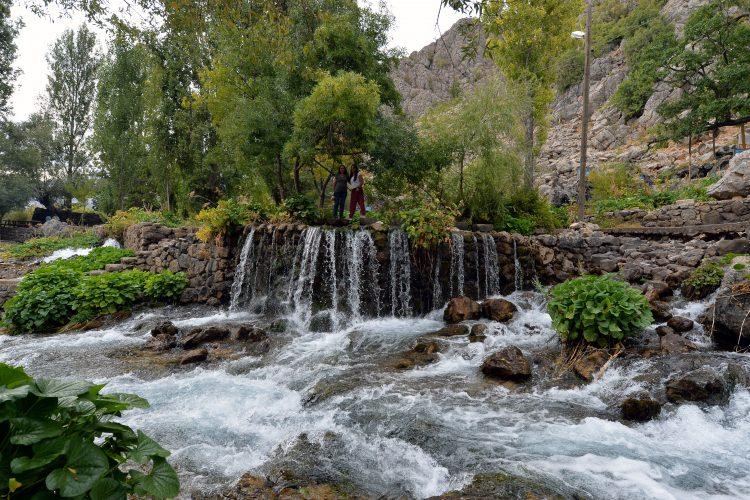 <p><strong>3 ayda 900 bine yakın turist ziyaret etti</strong></p>
<p>Son zamanlarda artan ziyaretçi potansiyeliyle bölge turizminde öne çıkan gözeleri, bu yıl haziran, temmuz ve ağustos döneminde 900 bine yakın kişi ziyaret etti. </p>