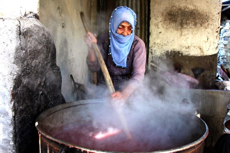 <p>K&ouml;yl&uuml;lerin sert ge&ccedil;en kış aylarında &ouml;zellikle &ccedil;ay saatlerinde &ccedil;erez olarak t&uuml;kettiği "orcik"in yapımı i&ccedil;in, ilk olarak bağdan toplanan &uuml;z&uuml;mler havuzda ezilerek suyu &ccedil;ıkarılıyor.</p>

<p>&nbsp;</p>
