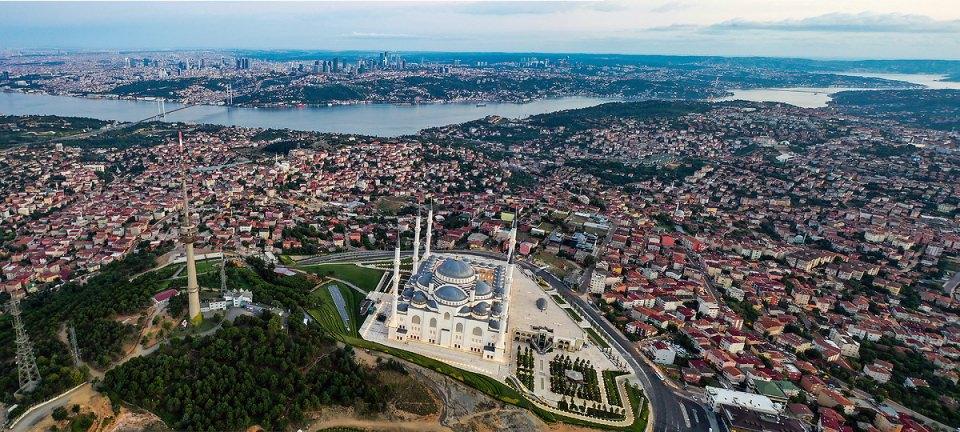 <p>Öte yandan caminin ısıtma ve soğutma sistemine destek olması amacıyla ana kubbede bulunan kolonlar çevresine dev klimalar var.</p>