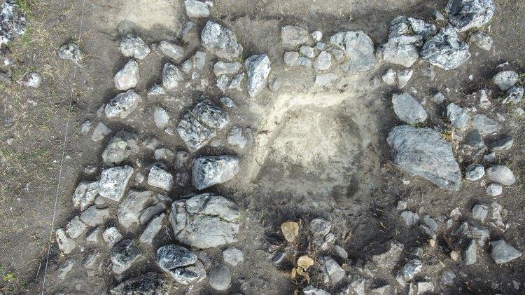 <p>- "Yapı, Göbeklitepe ile aynı döneme ait"</p>
<p>Bölgede iki ayrı dönemde yerleşim olduğunu belirten Ayengin, "Erken tunç çağına tarihlendirilen bir yerleşim var. Bu alanda adak çukurlarını görüyoruz. Adak çukurlarında döneme özgü çok fazla malzeme bulundu ama maalesef bunların çoğu, tarımsal faaliyet sırasında bozulmuş. Bunların altında ise Akeramik (seramiksiz) Neolitik dönemle tarihlendirilen yuvarlak plan tespit ettik. Çukur, Akeramik Neolitik dönemin tipik yapısı." ifadesini kullandı. </p>