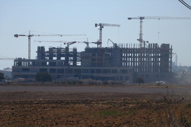 <p> "Haziran 2020'de açılması planlanıyor"Hastanede helikopter iniş alanları olacağı bilgisini veren Becerir, vatandaşlara her türlü ulaşım yoluyla hizmet verileceğini dile getirdi.Becerir, şehir hastanesine gelen bir hastanın başka bir hastaneye sevk edilmeyeceğinin altını çizerek, şunları kaydetti:"Hastanenin kaba inşaatı bitmek üzere. Kasım ayında Allah nasip ederse kazanlarını devreye alacaklar. Haziran 2020'de de açılması planlanıyor. Yaklaşık 2 bin araçlık otoparkı var. Bunun bin 200'ü kapalı otopark. Bölgeye güçlü hizmet etmesi planlanan bir hastane olacak. Tekirdağ Şehir Hastanesi yüksek teknolojiyle geliyor. İçindeki cihazlar yeni ve son model olacak. Sadece Trakya'ya İstanbul'a değil, yurt dışına Balkanlara da sağlık turizmi kapsamında hizmet vermesi hedefleniyor. Sağlık Müdürlüğü olarak hastanelerimizi sağlık turizmine hazırlıyoruz. Adım adım ilerliyoruz.</p>