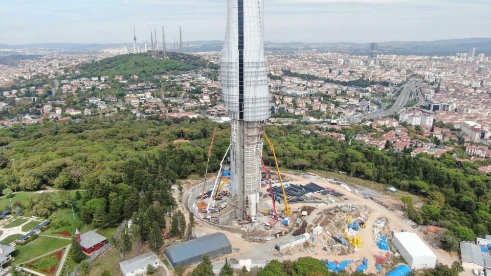 <p><strong>İSTANBUL'UN SEMBOLÜ OLACAK</strong></p>

<p>İstanbul'un sembolü olması beklenen yeni kulede 39 ve 40'ıncı katlarda deniz seviyesinden 393,5 ve 398 metre yüksekliğinde birer restoran bulunacak. </p>
