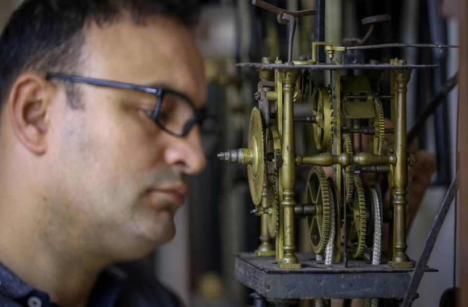 <p>Saat tamirinde gerekli parçaları imal edebildiğine dikkati çeken Yurtdakal, bunun önemli bir avantaj olduğunu vurguladı.</p>
<p> </p>