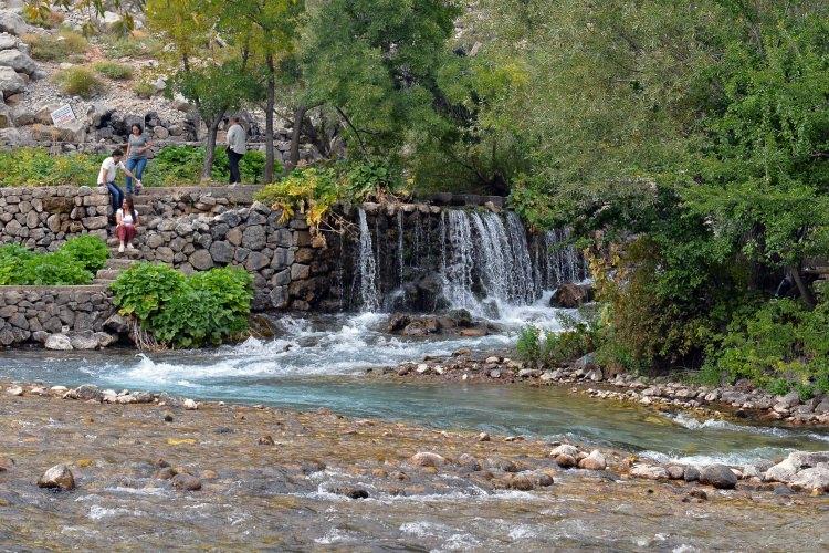 <p>Munzur Gözeleri, Ovacık ilçesinin Ziyaret köyü yakınlarındaki sarp kayalıklardan çıkan ve Munzur Çayı'nı oluşturan irili ufaklı onlarca su kaynağından oluşuyor.</p>
<p> </p>