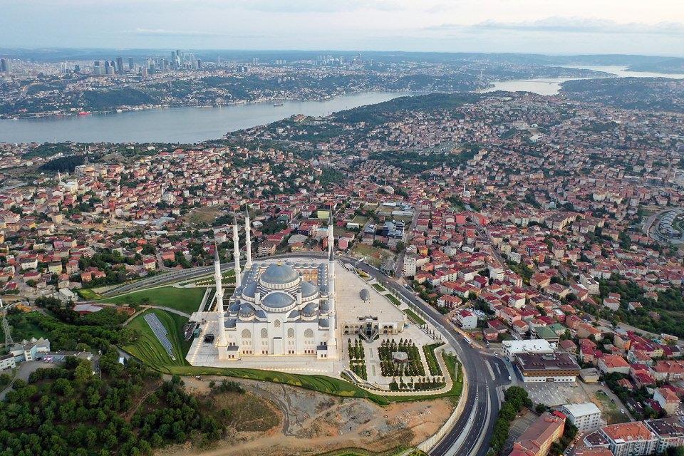 <p>Caminin 72 metre yükseklikteki ana kubbesi İstanbul'da yaşayan 72 milleti, 34 metre çapındaki kubbesi İstanbul'u simgeliyor.</p>
<p> </p>
