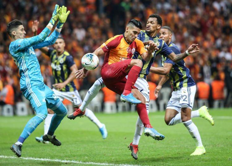 Galatasaray-F.Bahçe derbisinde şaşırtan an!