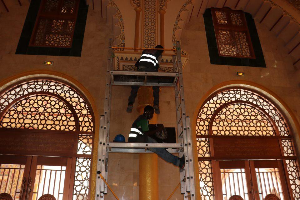 <p>Senegal'deki bu istisnai duruma katkı sağlayan unsurların başında, ülkede en yaygın tasavvufi yapı olan Müridiliğin kurucusu Ahmadou Bamba'nın (1853-1927) sömürgeci Fransızlara karşı gösterdiği pasif direniş ve halkın İslam ile bağının kopmaması için kullandığı kardeşlik dili geliyor.</p>

<p> </p>
