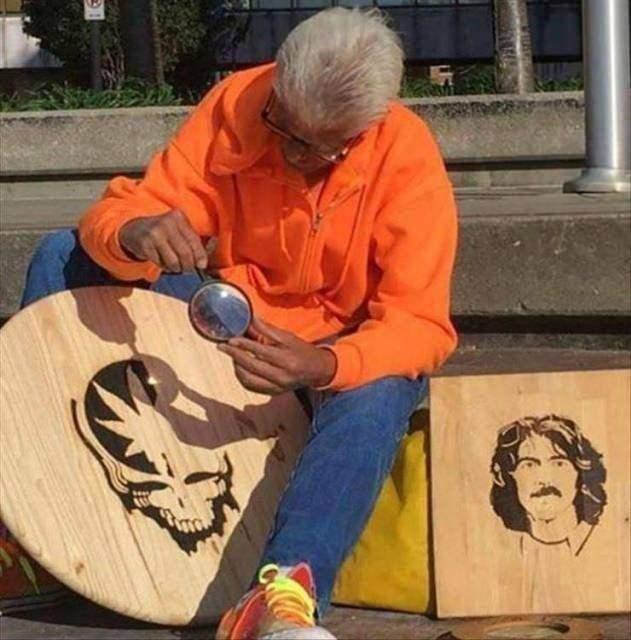 <p>Elindeki mercek ile güneş ışığını tahtaya odaklayarak resim çizen sokak sanatçısı.</p>
<p> </p>