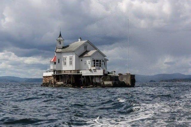 <p>Derin suların ortasına inşa edilmiş bir köşk.</p>
<p> </p>