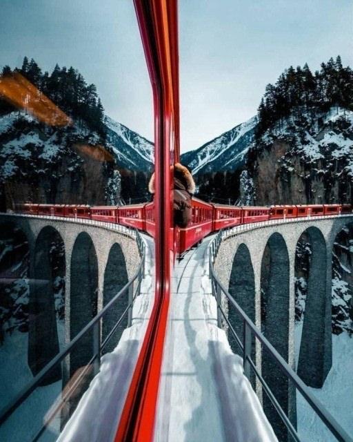 <p>Trenin camlarının güzelleştirdiği bir fotoğraf karesi.</p>
<p> </p>
