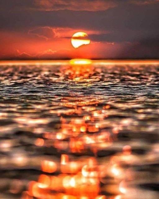 <p>Gün batımının deniz üzerindeki yansıması.</p>
<p> </p>
