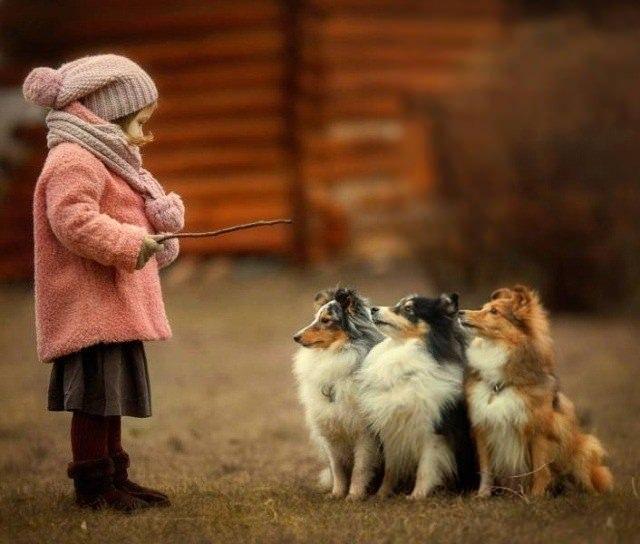 <p>Meraklı gözler önünde çubuğu ile duran bir kız.</p>
<p> </p>