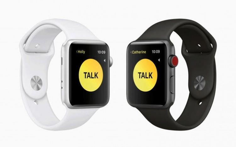 <p>Walkie-Talkie</p>
<p>Yakınlarınızdan bilgi almak için pratik bir yöntem de akıllı saatler sunuyor. Walkie-Talkie’ uygulaması ile favori kişilerinize ekleyeceğiniz yakınlarınızla telefonunuzu cebinizden çıkarmadan tek bir dokunuşla iletişime geçebilirsiniz. Tıpkı telsizler gibi... Konuşma butonuna basıp konuştuktan sonra sesiniz karşı tarafa iletiliyor. Bir mesaj geldiğinde ise saat üzerindeki hoparlörden size dinletiliyor.</p>