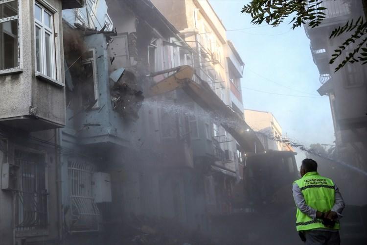 <p>Fatih Balat Mahallesi'ndeki Esnaf Loncası Caddesi'nde, Vakıflar Genel Müdürlüğü tarafından koruma altına alınmış 3 tarihi binada deprem sonrası hasar meydana geldi.</p>