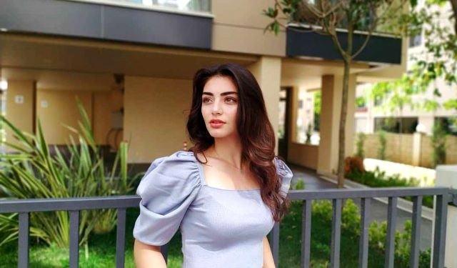 <p>Muğla Sıtkı Kocaman Üniversitesi Sahen Sanatları Bölümü 3. sınıf öğrencisi olan Özge Törer, 1998 yılında dünyaya geldi. </p>