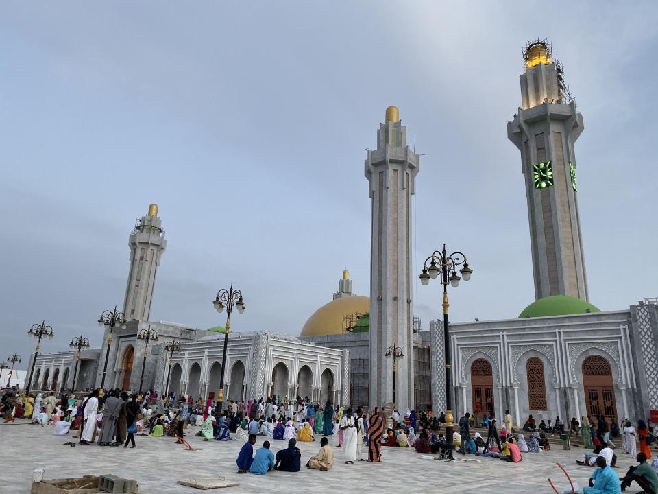 <p>Çatı ve dekorasyonu Faslı mühendisler tarafından yapılan ibadethanenin minarelerini, İsviçreli Royam şirketi tasarladı. Massalikoul Jinaan'ın inşaatında 800 işçinin yanı sıra binlerce Müridi de gönüllü çalıştı.</p>

<p> </p>
