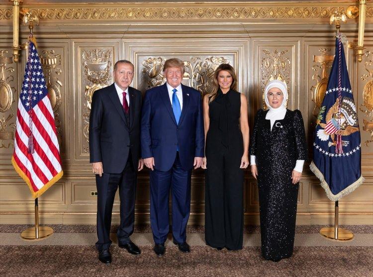 <p>BM temasları süren Cumhurbaşkanı Recep Tayyip Erdoğan ve eşi Emine Erdoğan, ABD Başkanı Donald Trump ve eşi Melania Trump tarafından BM Genel Kurul Heyet Başkanları onuruna verilen yemeğe katıldı.</p>

<p> </p>
