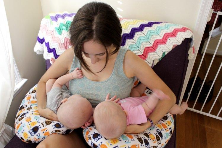 <p>Annelerin bebeklerini çok rahat ve kolay bir şekilde emzirebilmeleri için kullanabilecekleri emzirme yastıkları, annelere özel olarak üretilen en popüler ürünler arasında yer alır. Üstelik sadece annelerde değil bebeklerde de daha rahat süt emmesi sağlanır. <em><strong>Peki emzirme yastığının buradaki işlevi nedir? Emzirme yastığı nasıl kullanılır? Emzirme yastığı modelleri neler?  Emzirme yastığı kullanımı...</strong></em></p>
