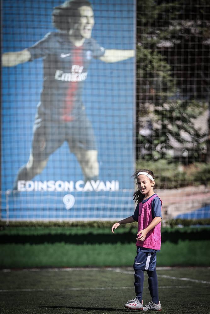 <p>Daha çok oynayınca futbolu sevdim ve devam ettim. Ailem bana destek oldu. 3 yıl okulda futbol oynadıktan sonra PSG'nin futbol akademisine başladım. </p>
