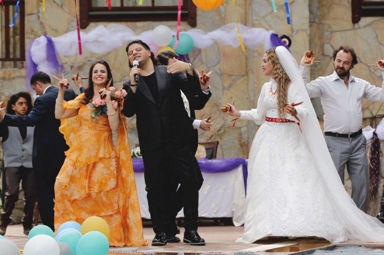<p>Filmin şarkıları Kubat'a ait. Kubat, filmde de rol aldı.</p>