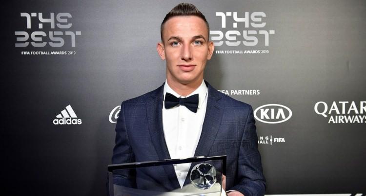 <p><strong>İtalya'nın Milano kentinde düzenlenen 'FIFA En İyiler' ödülleri, sahiplerini buldu.</strong></p>

<p><span style="color:#FFD700"><strong>`Puskas` ödülü Daniel Zsori</strong></span></p>

<p>Macaristan 1. Ligi`nde Fehervar forması giyen 18 yaşındaki forvet oyuncusu.</p>
