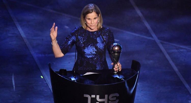 <p><span style="color:#FFD700"><strong>`Yılın En İyi Kadın Antrenörü` ödülü Jill Ellis</strong></span></p>
<p>5 yıl boyunca ABD`yi çalıştıran ve takımını Dünya Kupası`nda şampiyonluğa taşıyan İngiliz asıllı Amerikan teknik direktör.</p>