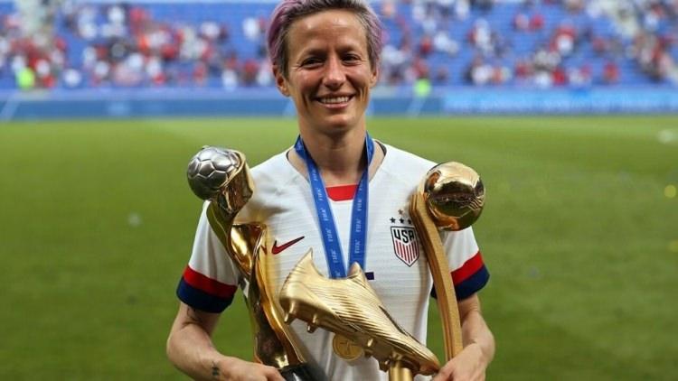 <p><span style="color:#FFD700"><strong>`Yılın Kadın Oyuncusu` ödülü Megan Rapinoe</strong></span></p>
<p>Ulusal Kadınlar Futbol Ligi`nde Reign FC`de forma giyen ABD milli takım oyuncusu.</p>