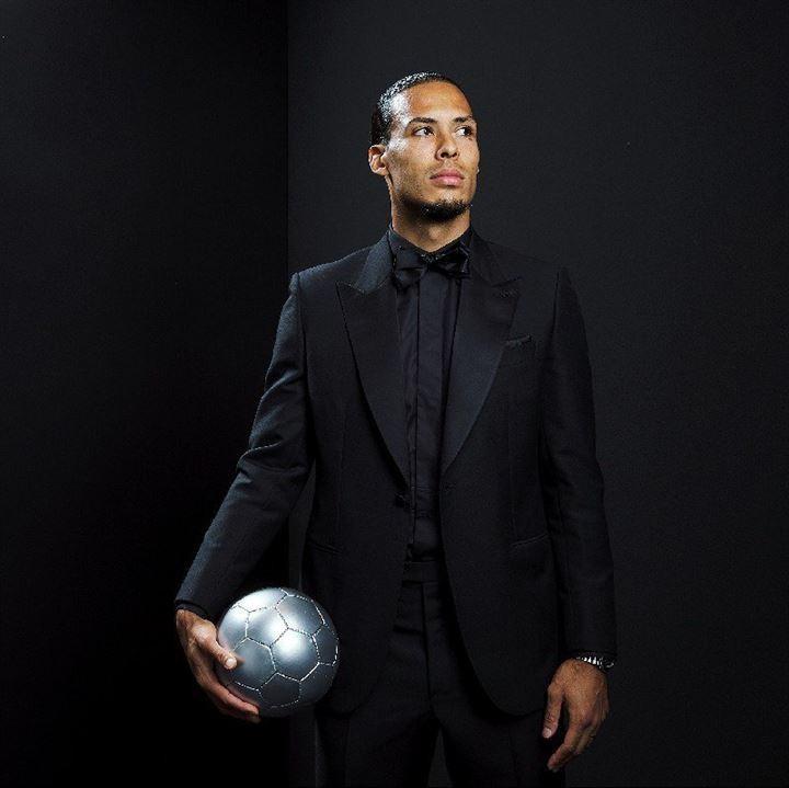 <p><span style="color:#FFD700">Stoper:</span> <strong>Van Dijk</strong></p>
