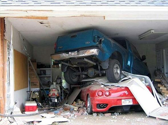 <p>Bir kadının iş seyahatindeki kocasına gönderdiği fotoğrafın arkasında "market dönüşü gaz ve fren pedallarının yerini karıştırıp, Ferrari'ni biraz çizdim, umarım beni bağışlayabilirsin" yazmaktadır. Fotoğraf: GERÇEK, Hikaye: SAHTE. Olayın aslı ise şöyle; cep telefonunu arabasının içine düşüren genç adam, dikkatsizliği sonucu bir Ferrari ve iki motosikleti bu hale getirdi. Ortaya çıkan zarar yaklaşık 200 bin dolardı.</p>

<p> </p>
