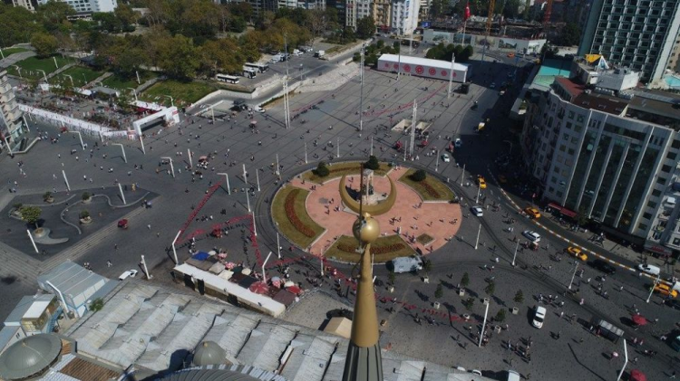 <p>Taksim’de yapılıyor o zarafette, incelikte olması gerekir. Bir kaç ay içinde içi de toparlanıp ibadete açılır” dedi.Taksim Camii'nin zemin üstü bina yüksekliği 20,70 metre kubbe yüksekliği 9,6 metre toplam mahya yüksekliği 30,3 metre olarak planlandı. Bu yükseklik bölgedeki Rum Ortodoks Kilisesi ile Ermeni Katolik Kiliselerinin yüksekliklerinin dikkate alınarak belirlendi. Kot farkı dikkate alınarak tasarlanan projenin yer altında üç katı bulunacak</p>
