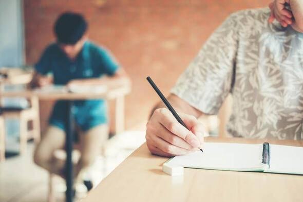 <p>2020 listesinde 92 ülkeden 1.400 üniversite yer aldı.Yeni listeyle ilgili yayımladıkları açıklamada THE, Oxford Üniversitesi'nin birinciliğine rağmen İngiltere'deki diğer üniversitelerin sıralamalarda geriye düştüğünü aktardı. Buna göre ilk 200'de yer alan İngiltere'den 28 üniversitenin 18'i geçen yıla göre sıralamada aşağıya kaydı.</p>
<p> </p>