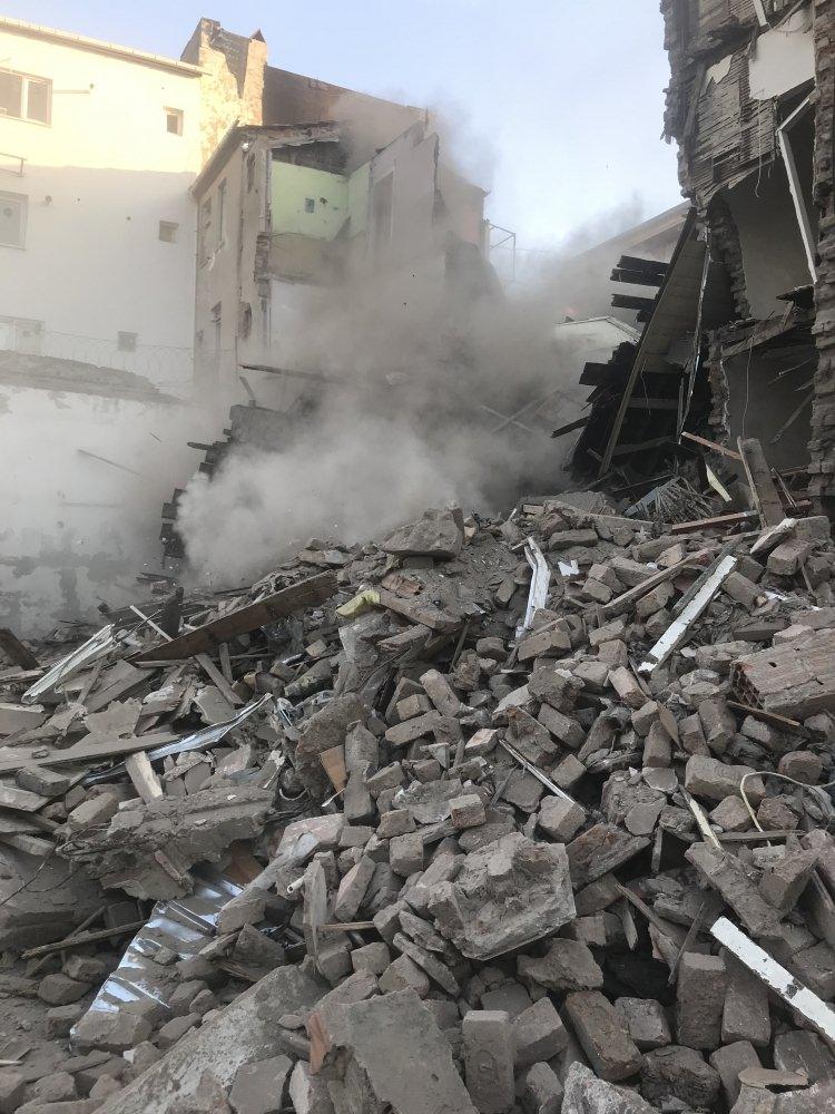 <p>Öte yandan, yıkılan binaların yanında bulunan bir otoparktaki görevlinin, deprem sırasında kulübesinden çıkarak binanın yanından uzaklaştığı enkaz altında kalmaktan son anda kurtulduğu öğrenildi.</p>
