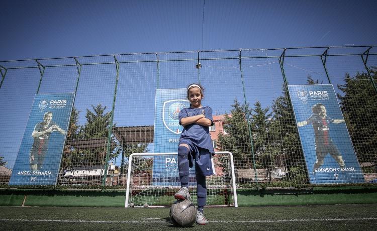 <p>Çok koşan bir yapıya sahip. Futbola olan sevgisinin yanında bunlar çok güzel özellikler. Çok çalışkan. Erkek takım arkadaşlarıyla aralarında tek fark cinsiyet farkı. Bir erkek çocuğu neler yapabiliyorsa o da aynılarını yapıyor hatta bazı erkek çocuklarımızdan çok da iyi." şeklinde konuştu. </p>
