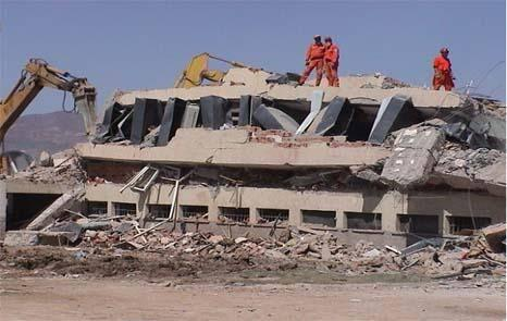 <p><strong>2003 Bingöl depremi</strong></p>

<p>2003 Bingöl Depremi, 1 Mayıs 2003 tarihinde yerel saatle 03.27'de (00:27 UTC) gerçekleşen, Türkiye'nin doğusunu etkileyen, 6,4 büyüklüğündeki depremdir. Merkezi Bingöl'ün 15 km. kuzeyindeki Bingöl bölgesidir. Etkilenen bölgede en az 176 kişi öldü, 625 bina çöktü veya ağır hasara uğradı.</p>

<p>Çeltiksuyu'ndaki yatılı okulda koğuş bloku çöktüğünde 84 can kaybı meydana geldi.</p>
