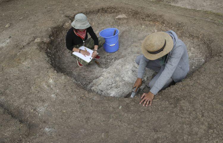 <p>Kastamonu'nun Araç ilçesinde yürütülen Kahin Tepe kazısında, Akeramik Neolitik döneme ait öğütme taşı, süs eşyası gibi eserler bulundu.</p>
