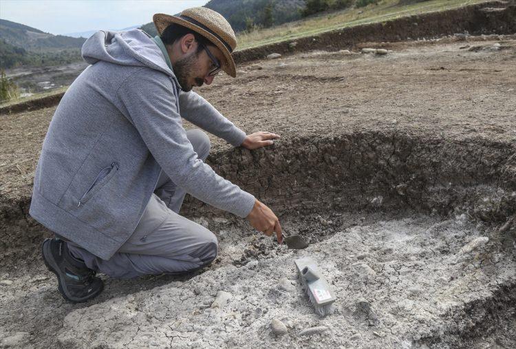 <p>Kahin Tepe'nin konum olarak stratejik bir yerde bulunduğuna işaret eden Ayengin, "Bölgedeki yerleşim yeri, ovaya hakim bir alana konuşlanmış. Önünden Araç Çayı geçiyor. Kahin Tepe'nin önünden geçen su kaynağı bölgenin besin ekonomisine katkı sağlarken, savunmayı da güçlendiren bir yapıya sahip." dedi.</p>
