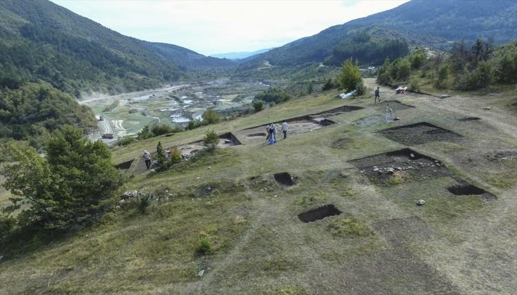 <p>Buluntuların Karadeniz Bölgesi açısından önem taşıdığına dikkati çeken Ayengin, şöyle devam etti:</p>

<p>"Bugüne kadar Karadeniz'de bu döneme tarihlendirilen bir yer bulunmamıştı. Karadeniz'de böyle bir yerleşim yeri olduğu bilinmiyordu. Karadeniz Bölgesi'nde bugüne kadar bulunan en eski yerleşim yeri. Günümüzden 12 bin yıl önceki ilk yerleşimlerden biri olması açısından çok önemli. Dönemine ait diğer yerleşim yerleri ile eserlerde benzerlik fazla."</p>
