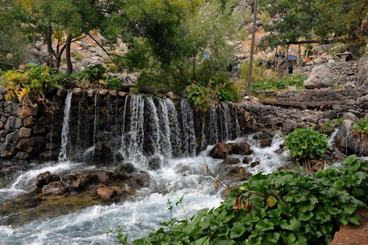 <p>Bölge halkı tarafından kutsal kabul edilen Munzur Gözeleri, bir yandan inanç turizmi için gelen ziyaretçilerini, bir yandan da doğal güzelliklerini görmeye gelen gezginleri ağırlıyor. </p>

<p> </p>

