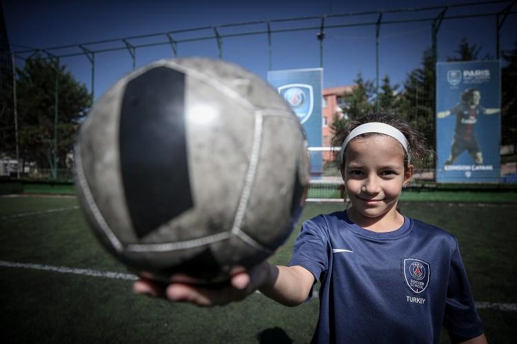 <p>Antrenörlüğü 6 yıldır yaptığını ve ilk defa bir kız sporcuyla çalıştığını söyleyen Kahveci, "Zeynep'in gelişimi üst düzeyde. Futbolu çok seviyor, inanılmaz bir dinamizmi var. </p>

<p> </p>
