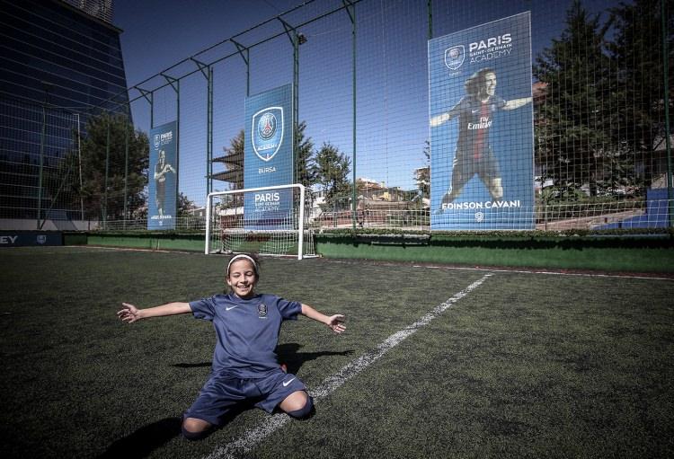<p>Kendi yaş grubundaki 16 erkek çocuğuyla futbol oynayan Zeynep, hırsı ve futbola olan tutkusuyla antrenörleri tarafından da el üstünde tutuluyor.</p>

<p> </p>
