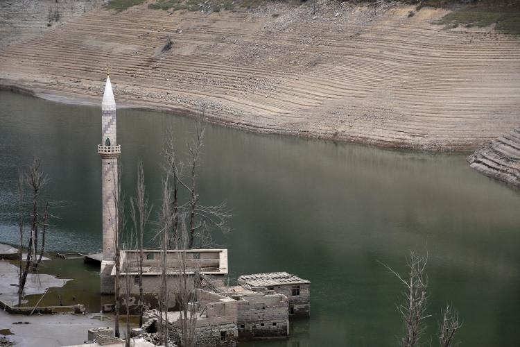 <p>Günay, köyün bulunduğu alanın barajla birlikte çok güzel doğaya sahip olduğunu ifade ederek, alanın turizme kazandırılmasını istediklerini sözlerine ekledi.</p>

<p>Köy sakinlerinden Fatma Güner de köydeki 120 hanenin baraj suları altında kaldığını anlattı.</p>
