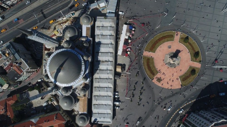 <p>Caminin Taksim için bir ihtiyaç olduğunu, cami projesi içerisinde kültür ve sanat etkinliklerinin gerçekleştirileceği alanların da planlandığını söyleyen Başkan Yıldız, “Burada ibadet etmek her şeyden önce bir ihtiyaç, bu ihtiyacı Taksim Cami karşılamış olacak. Diğer taraftan gençler için bir çekim merkezi olacak. Çünkü burası kültür ve sanat merkezleriyle donatılmış olacak. 2 bin 500 kişi rahat bir şekilde burada ibadetini yapabilmiş olacak. İnce işçilik kolay değil, hatla tezhiple süslenecek, yazılacak.</p>
