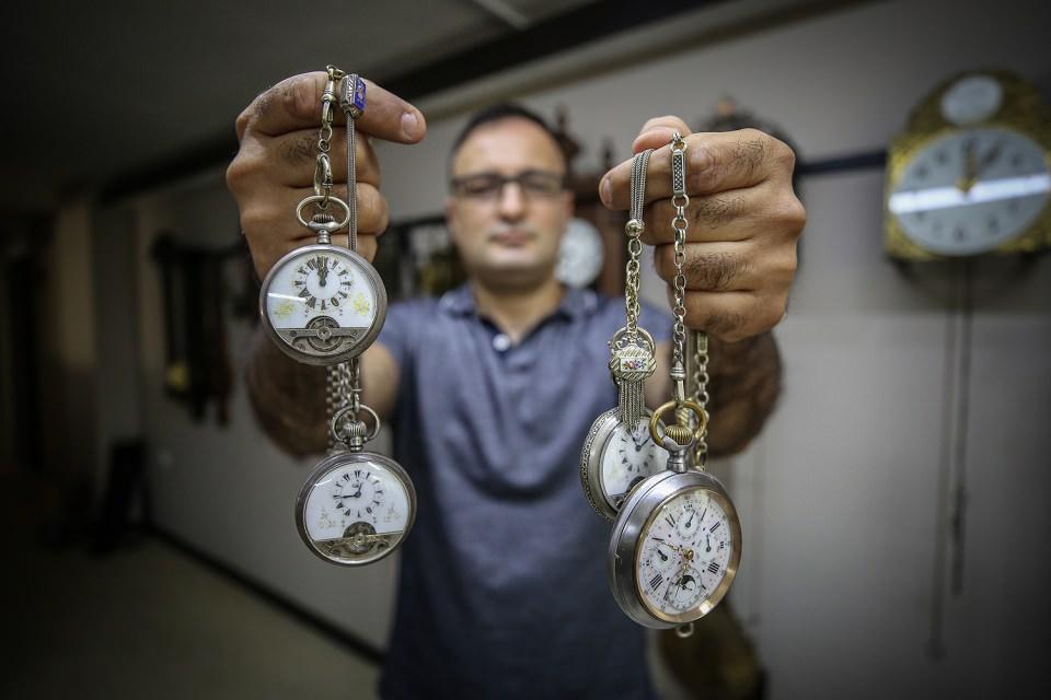 <p>Bazı koleksiyonerlerin bugüne kadar yaptırmak isteyip de yaptıramadığı saatler geliyor. Dışarıdan gelen işlerden kendi projemi geliştirmeye henüz vakit bulamadım. Bu konuda tek olmamın bir dezavantajı var, yetişmekte zorlanıyorum. </p>