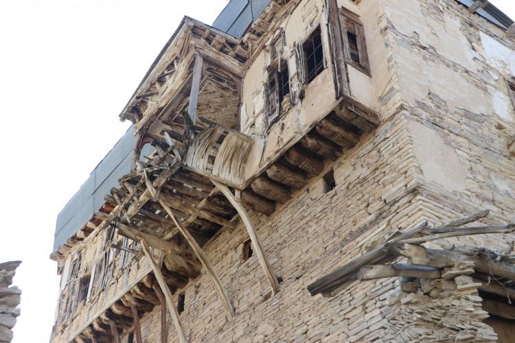 <p>Evliya &Ccedil;elebi&rsquo;nin de bahsettiği gibi yaklaşık 150 haneden oluşan k&ouml;yde evler kendine &ouml;zg&uuml; ilgin&ccedil; mimarileri ile dikkat &ccedil;ekiyor. Yaklaşık bin yıllık olduğu d&uuml;ş&uuml;n&uuml;len k&ouml;ydeki evler bitişik yapıları ile Mardin evlerini de andırıyor. Evler arasında birbirine bağlanan t&uuml;neller, k&ouml;pr&uuml;ler bulunduğu gibi bazı evlerin altında t&uuml;nellerden ulaşılan mahzenler yer alıyor. K&ouml;y dar sokakları, taş duvarları, tavan işlemeleri ve tarihi kaldırımları ile adeta bir Orta &Ccedil;ağ filmi setini andırıyor. Nizami mimarisi ile de g&uuml;n&uuml;m&uuml;z mimarları i&ccedil;in bulunmaz bir &ouml;rnek teşkil ediyor.</p>
