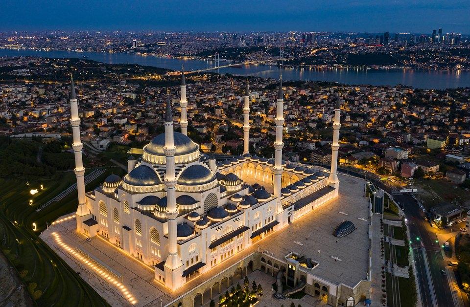 <p>Cumhuriyet tarihinin en büyük camisi olma özelliğine de sahip İstanbul'daki Çamlıca Camii havadan görüntülendi. Çamlıca, Üsküdar'da yapımına 29 Mart 2013'te başlanan, 63 bin kişi kapasiteli ve 6 minareli cami 57 bin 500 metrekarelik alana sahip.</p>

<p> </p>
