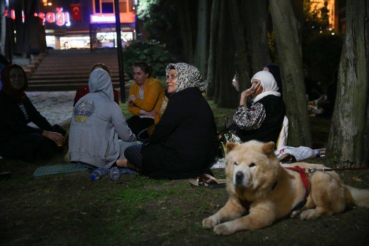 <p>Depreme ev ve işyerlerinde yakalanan vatandaşlar kendilerine en yakın park alanlarına giderek beklemeye başladı. İstanbul’un önemli noktalarından bir olan Taksim Gezi Parkında da vatandaşlar toplandı.</p>
