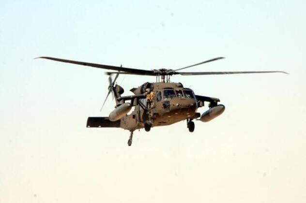 <p>Saat 14.30 sıralarında Akçakale Jandarma Komutanlığı pistine inen ABD'ye ait helikopterlerden çeşitli malzemeler indirildi ve buradaki minibüse aktarıldı.</p>
