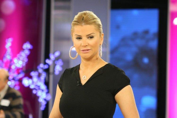 <p>Bu kadar paranın hesabını vermeliler diyen Karlı sözlerini <strong>“En azından benim gibi dolandırılan insanların olduğunu düşünüyorum. Çünkü benim bildiğim eski 2 tane eşi var zaten. Bunun sonu ne olur? En kötü nitelikli dolandırıcılıktan hapse girmiş olduğunuzu görürüm. Çünkü sizin yaptığınız bir çocuğun doğumunda takılan altınlarına kadar çalıp, kadının her şeyini kullanıp, bunu ailecek yapıp. Bunun içerisine herkes dahil. En azından tek taraflı konuşmamış oluruz. Ben hepsinin listesini vereceğim. Onlar da ya orada gelip konuşacak ya da telefonla bağlanacak” </strong>şeklinde sonlandırdı. </p>