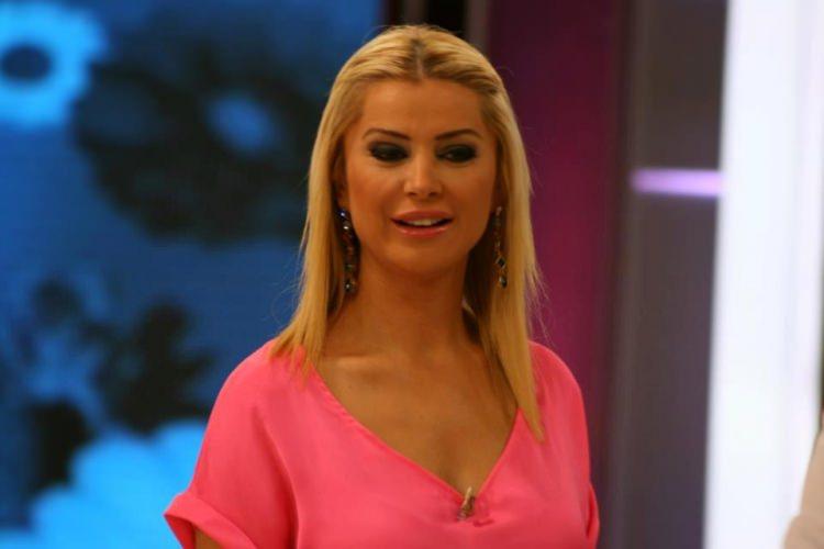 <p>Aracını beklerken soruları yanıtlayan şarkıcı<strong> "Hayatımda kimse yok oğlumdan başka. Uzun bir sürede olmayacak. 'Bekarlık sultanlıkmış' sözü çok doğru bir sözmüş. Hayatıma birisini alıpta başımı ağrıtamam. Böyle gayet iyiyim"</strong> dedi.</p>